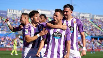 GETAFE, SPAIN - OCTOBER 01: Oscar Plano of Real Valladolid celebrates with teammates after scoring their side's third goal during the LaLiga Santander match between Getafe CF and Real Valladolid CF at Coliseum Alfonso Perez on October 01, 2022 in Getafe, Spain. (Photo by Angel Martinez/Getty Images)