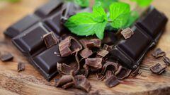 El chocolate negro puro contiene beneficios para la salud.