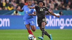 Sydney (Australia), 23/07/2023.- Cheyna Matthews of Jamaica (R) and Kadidiatou Diani of France (L) in action during the FIFA Women's World Cup Group F soccer match between France and Jamaica in Sydney, Australia, 23 July 2023. (Mundial de Fútbol, Francia) EFE/EPA/DEAN LEWINS AUSTRALIA AND NEW ZEALAND OUT EDITORIAL USE ONLY

