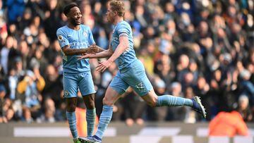 MANCHESTER, ENGLAND - JANUARY 15: Kevin De Bruyne celebrates with teammate Raheem Sterling of Manchester City after scoring their team&#039;s first goal during the Premier League match between Manchester City and Chelsea at Etihad Stadium on January 15, 2