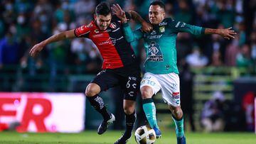 LEON, MEXICO - DECEMBER 09: Edgar Zald&iacute;var of Atlas fights for the ball with Luis Montes of Leon during the final first leg match between Leon and Atlas as part of the Torneo Grita Mexico A21 Liga MX at Leon Stadium on December 09, 2021 in Leon, Me