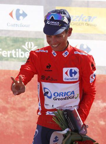 Esteban Chaves celebra en el podio.