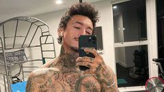 Nyjah Huston posando para un selfie en el gimnasio de su casa, sin camiseta y mostrando sus tatuajes. 