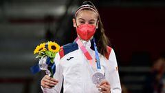 La taekwondista espa&ntilde;ola Adriana Cerezo posa con la medalla de plata obtenida en la categor&iacute;a de -49 kg en los Juegos Ol&iacute;mpicos de Tokio 2020.