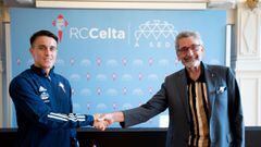 Franco Cervi y Carlos Mouri&ntilde;o se dan la mano tras la firma del jugador argentino como nuevo futbolista del Celta. 
