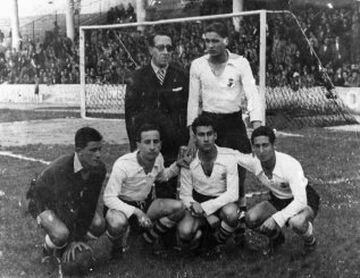 Paco Gento se estrenó como jugador del Racing y como futbolista de Primera División el 22 de febrero de 1953 durante el partido disputado en los Campos de Sport contra el Barcelona. Jugó diez partidos de Liga marcando dos goles.