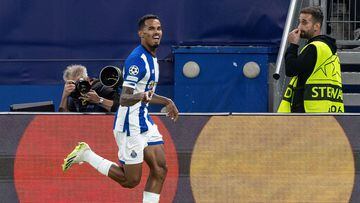 FC Porto's Brazilian midfielder #13 Wenderson Galeno celebrates scoring the opening goal during the UEFA Champions League Group H football match Shakhtar Donetsk v FC Porto at the Volkspark Stadium in Hamburg, northern Germany on September 19, 2023. (Photo by Axel Heimken / AFP)