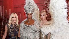 Donatella Versace, Rihanna y Katy Perry asisten a la gala Heavenly Bodies: Fashion &amp; The Catholic Imagination Costume Institute en el Metropolitan Museum of Art el 7 de mayo de 2018 en la ciudad de Nueva York.