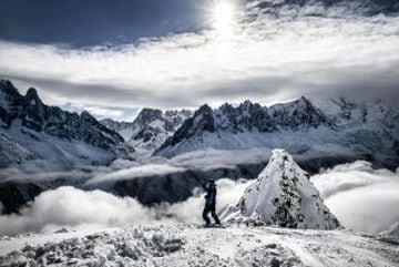 El macizo de Mont Blanc parece haberse hecho un hueco entre las nubes que le rodean, por arriba y por abajo, para que sus cumbres nevadas puedan ver un tímido sol de invierno.