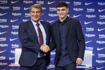 15 October 2021, Spain, Barcelona: Barcelona's midfielder Pedri poses for a picture with President of FC Barcelona Joan Laporta during his contract renewal ceremony.
