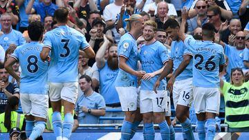 Manchester City's Belgian midfielder Kevin De Bruyne (R) celebrates with teammates after scoring his team second goal during the English Premier League football match between Manchester City and Bournemouth at the Etihad Stadium in Manchester, north west England, on August 13, 2022. (Photo by Oli SCARFF / AFP) / RESTRICTED TO EDITORIAL USE. No use with unauthorized audio, video, data, fixture lists, club/league logos or 'live' services. Online in-match use limited to 120 images. An additional 40 images may be used in extra time. No video emulation. Social media in-match use limited to 120 images. An additional 40 images may be used in extra time. No use in betting publications, games or single club/league/player publications. / 