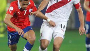 Claudio Pizarro lucha con Alexis S&aacute;nchez en el &uacute;ltimo pleito entre Per&uacute; y Chile por Eliminatorias disputado en Lima.