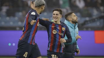 Gavi celebra con Araújo la victoria en la Supercopa de España.