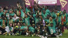 Soccer Football - Africa Cup of Nations - Final - Senegal v Egypt - Olembe Stadium, Yaounde, Cameroon - February 6, 2022 Senegal players celebrate with the trophy after winning the Africa Cup of Nations REUTERS/Mohamed Abd El Ghany