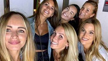 Las mujeres del Barça se despiden en piña de la esposa de Coutinho