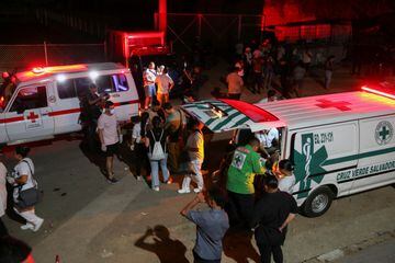 Un hombre es atendido en la ambulancia antes de ser trasladado al hospital.