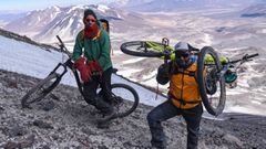 Chilenos conquistan la cumbre del Volcán más alto del mundo... ¡y descienden en bicicleta!