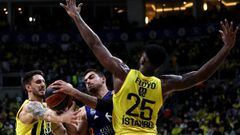 Istanbul (Turkey), 08/02/2022.- Jehyve Floyd (R) and Achille Polonara (L) of Fenerbahce in action against Alberto Abalde (C) of Real Madrid during the Euroleague basketball match between Fenerbahce Beko and Real Madrid in Istanbul, Turkey, 08 February 202
