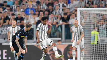 TURIN, ITALY - MAY 16: Juan Cuadrado of Juventus controls the ball during the Serie A match between Juventus and SS Lazio at Allianz Stadium on May 16, 2022 in Turin, Italy. (Photo by Daniele Badolato - Juventus FC/Juventus FC via Getty Images )