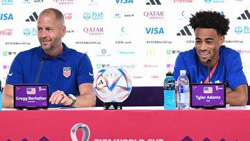 Gregg Berhalter y Tyler Adams, integrantes de la Selección de Estados Unidos, en conferencia de prensa en Qatar 2022.