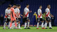 Players of River Plate leave the field during half-time of their Argentine Professional Football League quarter-final match against Boca Juniors at La Bombonera stadium in Buenos Aires, on May 16, 2021. (Photo by Daniel Jayo / POOL / AFP)