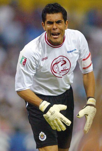 A pesar de haber debutado con el Atlas y llegar a Chivas procedente del América, ‘San Oswaldo’ se convirtió en un símbolo rojiblanco, una leyenda y en capitán. En sus manos levantó el título de campeón del Apertura 2006, el número 11 para Chivas.
