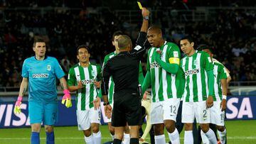 Momento en el que Alexis Charales recibe la tarjeta amarilla durante el partido por el tercer y cuarto puesto del Mundial de Clubes entre Am&eacute;rica y Nacional.