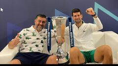 Ulises Badio y Novak Djokovic, con el trofeo de las ATP Finals 2022.