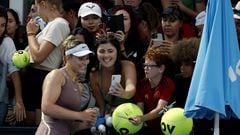 Paula Badosa firma autógrafos después de ganar a Taylor Townsend en el Open de Australia.