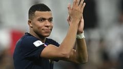Soccer Football - FIFA World Cup Qatar 2022 - Round of 16 - France v Poland - Al Thumama Stadium, Doha, Qatar - December 4, 2022 France's Kylian Mbappe applauds the fans after the match as France progress to the quarter finals REUTERS/Dylan Martinez