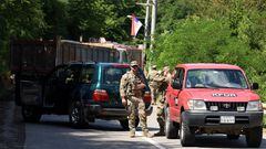 U.S. troops part of KFOR are seen as trucks block a road in Zupce, Kosovo August 1, 2022. REUTERS/Fatos Bytyci NO RESALES. NO ARCHIVES.