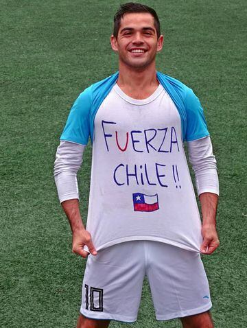 “Fuerza Chile…”, fue el mensaje en la polera de ‘Piri’ Martínez. El futbolista chileno celebró así uno de sus goles en el Guiyang Hongrun Chemical de China. “La gente se cansó de abusos”, dijo a As.