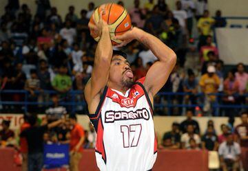 El filipino jugó basquetbol profesional en la liga de su país con su estatura poco común para dicho deporte: 1.70 centímetros de altura. Pacquiao cumplió su sueño aunque no fue de la mejor manera ya que tuvo una corta carrera rodeada de morbo y poco más.