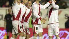 El delantero del Rayo Vallecano Piti, celebra con sus compa&ntilde;eros uno de los dos goles que ha marcado ante el Getafe.