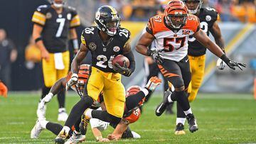 PITTSBURGH, PA - OCTOBER 22: Le&#039;Veon Bell #26 of the Pittsburgh Steelers carries the ball against the Cincinnati Bengals in the first half during the game at Heinz Field on October 22, 2017 in Pittsburgh, Pennsylvania.   Joe Sargent/Getty Images/AFP == FOR NEWSPAPERS, INTERNET, TELCOS &amp; TELEVISION USE ONLY ==