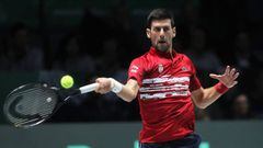 Novak Djokovic ejecuta una derecha en la Copa Davis.