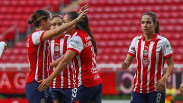 Jugadoras de Chivas Femenil festejan un gol en la Liga MX Femenil.