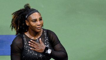 La estadounidense Serena Williams gesticula al público tras perder contra la australiana Ajla Tomljanovic durante su partido de tercera ronda de individuales femeninos del US Open de Tenis 2022 en el USTA Billie Jean King National Tennis Center de Nueva York, el 2 de septiembre de 2022.