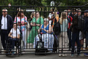 Un grupo de aficionados esperan la entrada al All England Lawn Tennis and Croquet Club. 