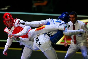 Iván García golpea a Carlos Sansores en la final.