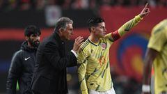 Carlos Queiroz dando indicaciones a James Rodr&iacute;guez en el amistoso entre Corea del Sur y Colombia.