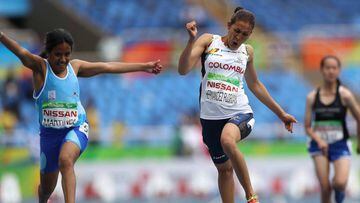 La atleta Martha Liliana de Colombia (c) cruza la meta para ganar la medalla de bronce junto a Yanina Andrea (i) de Argentina en la prueba 100m T36.