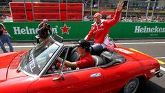 MEX604. CIUDAD DE M&Eacute;XICO (M&Eacute;XICO), 30/10/2016.- El alem&aacute;n Sebastian Vettel, de Ferrari, participa en un desfile previo a la competencia hoy, domingo 30 de octubre de 2016, por el Gran Premio de M&eacute;xico de la F&oacute;rmula Uno, en el Aut&oacute;dromo Hermanos Rodr&iacute;guez, en Ciudad de M&eacute;xico (M&eacute;xico). EFE/ULISES RUIZ BASURTO
