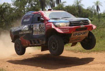El español Nani Roma conduce su vehículo Toyota, durante la primera etapa del Rally Dakar 2017, entre Asunción (Paraguay) y Resistencia (Argentina).