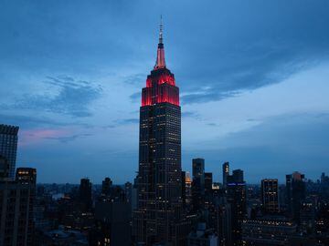 El Empire State Building se ilumin&oacute; con los colores de Bayer Munich FC para rendir homenaje al club alem&aacute;n por su hist&oacute;rica temporada 2019/20.