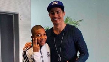 El actual delantero del PSG estuvo en Madrid haciendo unas pruebas para el Real Madrid y pudo hacerse una foto con su ídolo, Cristiano Ronaldo.