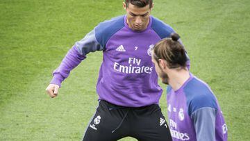 El centrocampista gal&eacute;s del Real Madrid Gareth Bale (c) y su compa&ntilde;ero, el delantero portugu&eacute;s Cristiano Ronaldo (i), durante un entrenamiento en la Ciudad Deportiva de Valdebebas.