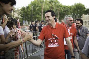 Unai Emery enjoys the moment with the fans.