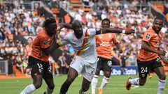 Lens' Franco-Ivorian midfielder Seko Fofana (M) fights for the ball with Lorient's Ivorian defender Bamo Meite (L) and Lens' French defender Jonathan Gradit during the French L1 football match between FC Lorient and RC Lens at Stade du Moustoir in Lorient, western France on May 21, 2023. (Photo by JEAN-FRANCOIS MONIER / AFP)