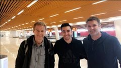 J&uuml;rgen Klinsman en el aeropuerto de Guadalajara 